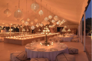 Décoration de mariage contemporain marocain avec lanterne et bougies